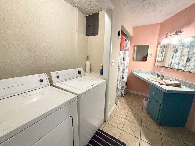 Building Photo - CALLING ALL SNOWBIRDS! Fully furnished apartment!