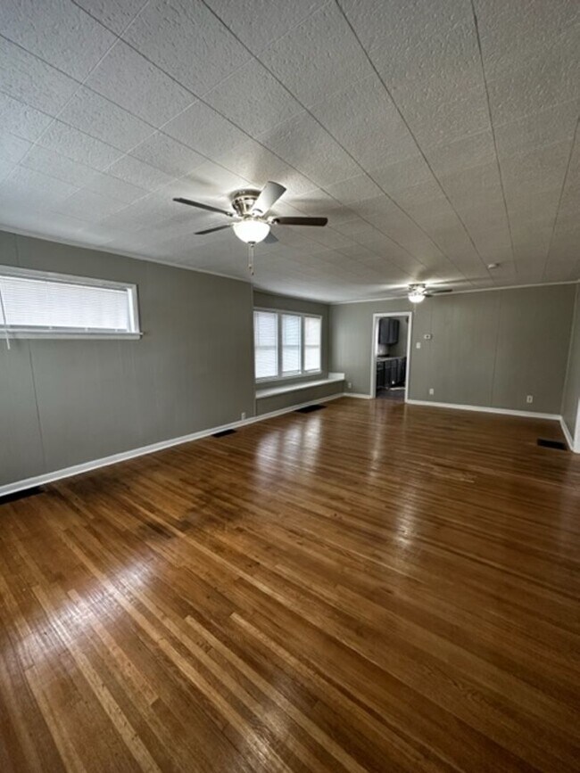 Foto del edificio - 2 bedroom 1 bath, large back yard - availa...