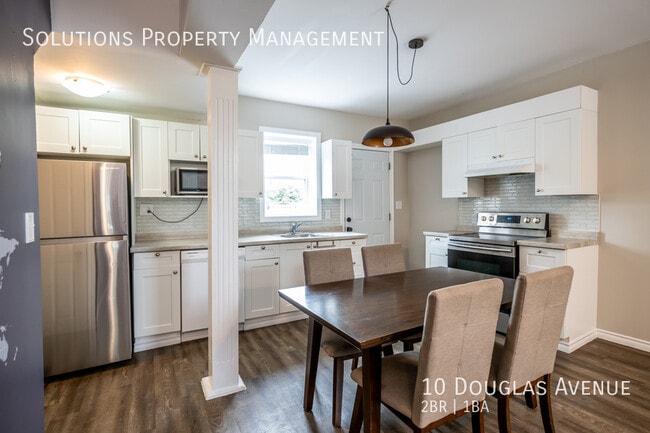 Building Photo - **UPDATED 2 BEDROOM FULL HOUSE**