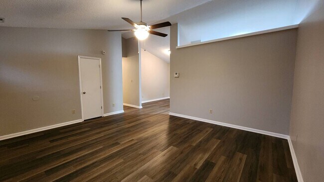 Foto del edificio - 208 S Ginger Dr