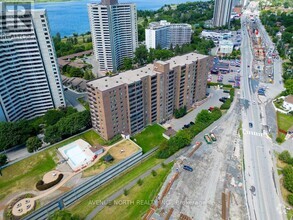 Building Photo - 1100-1100 Ambleside Dr