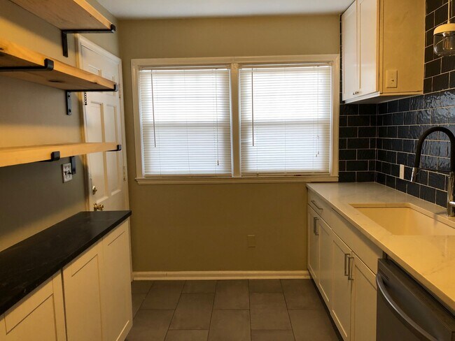 Foto del edificio - 2655 Taylorsville Rd