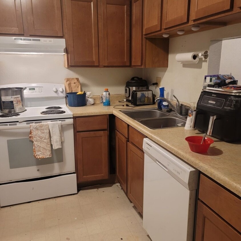 Building Photo - AVAILABLE FALL 2024!!  2 bedroom, 1.5 bath...