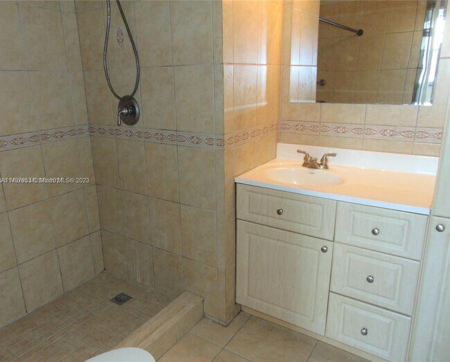Foto del edificio - 3703 NE 166th St