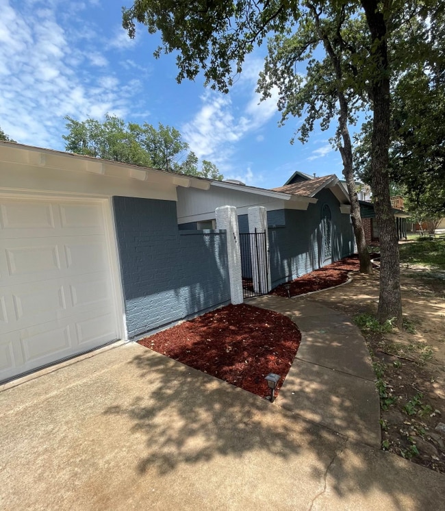 Building Photo - 704 W Pleasantview Dr