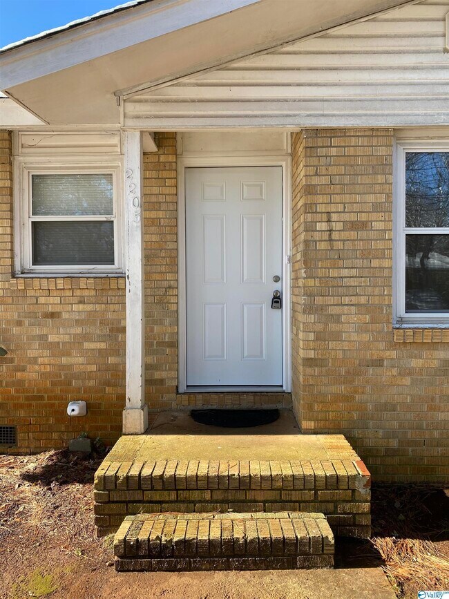 Building Photo - 2205 Glen Iris Rd NW