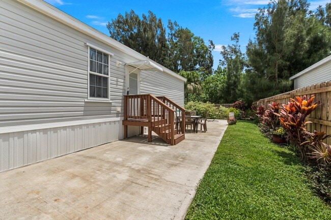 Building Photo - 8011 SE Skylark Ave