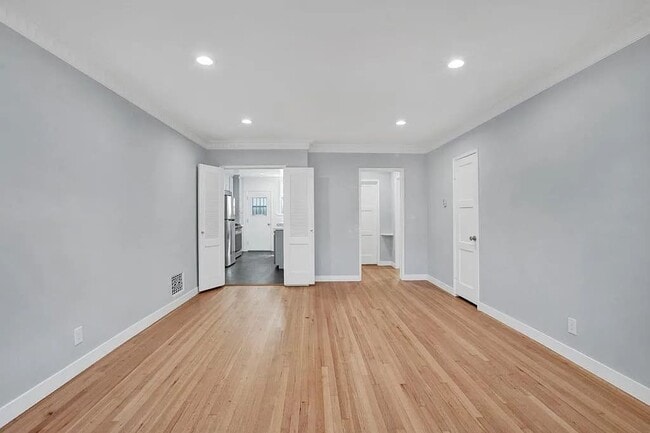 Building Photo - 300 S Doheny Dr