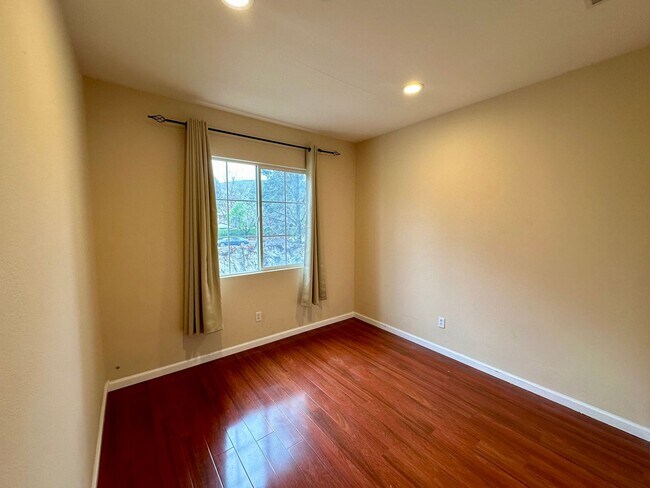 Building Photo - Bright 4 Bedroom 3 Bathroom Union City!!