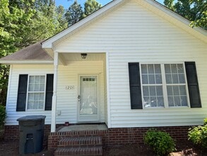 Building Photo - 1201 Stoneridge Ln