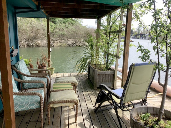 Enjoy private deck area - 11638 N Island Cove Ln