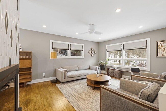 Foto del edificio - 9591 Hillside Dr