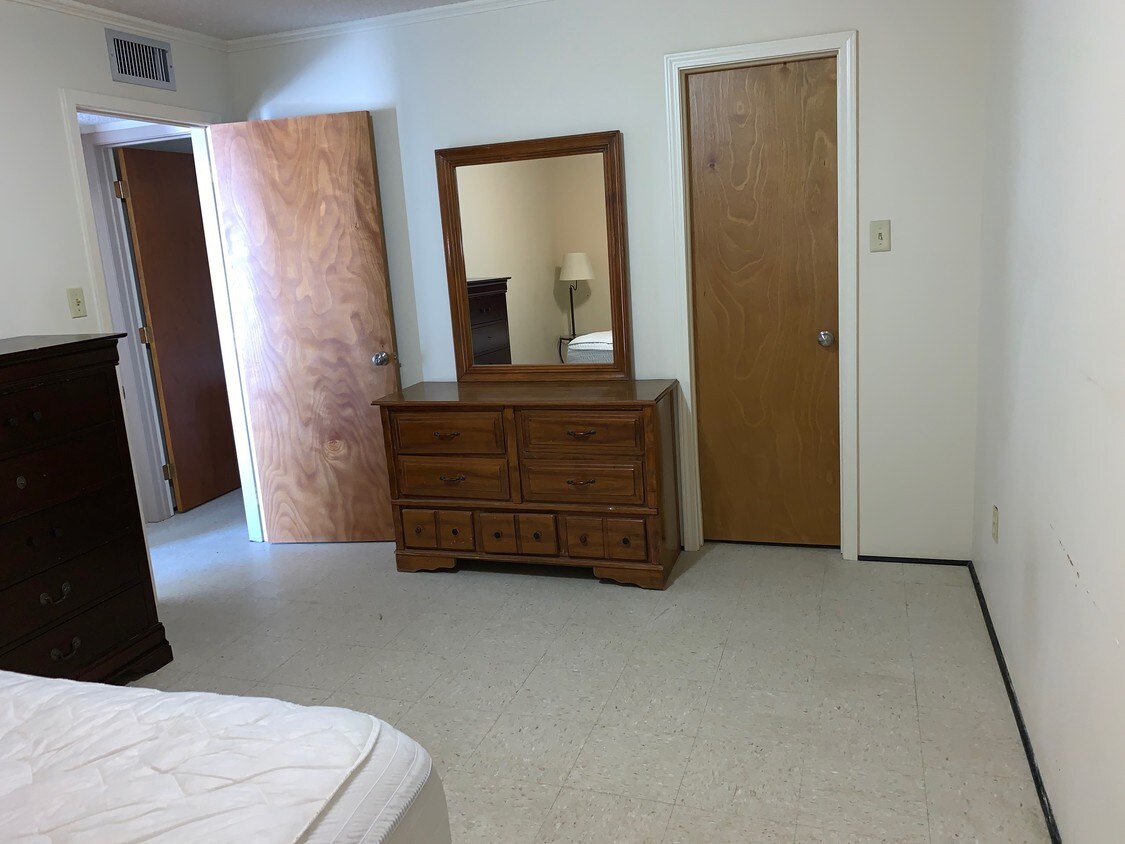 Bedroom - 192 N Cities Service Hwy