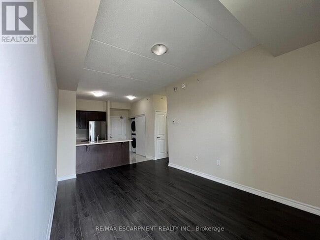 Building Photo - 640-640 Sauve St