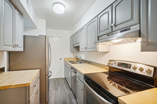 Building Photo - 5900 Prince George Dr