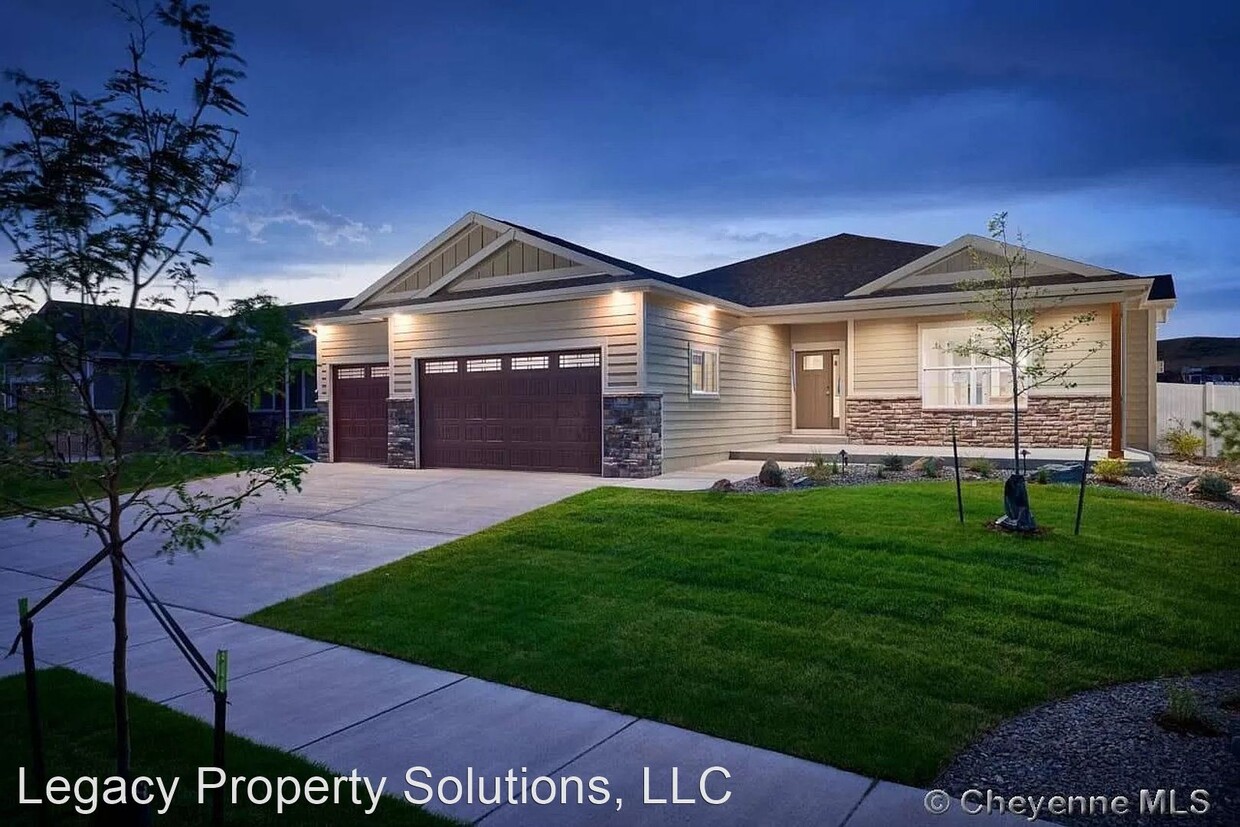 Foto principal - 3 br, 2 bath House - 5332 Opal Dr.