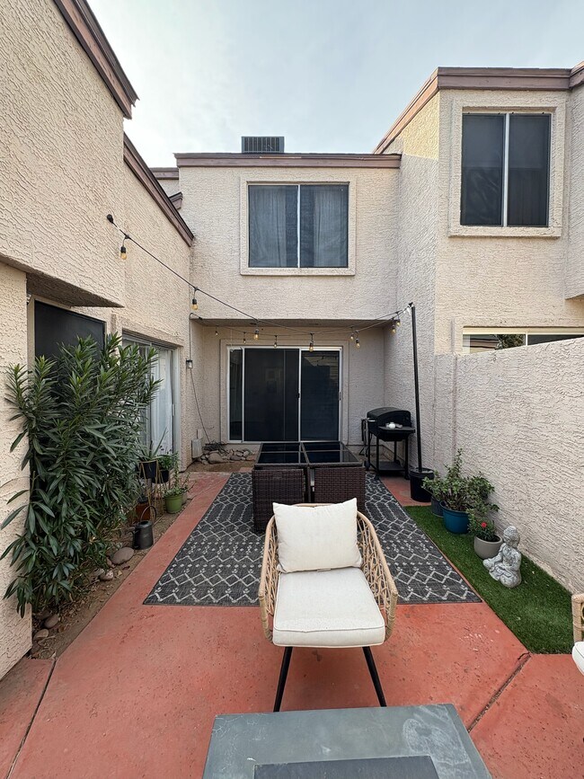 Patio connecting kitchen and living room - 3315 E Kelton Ln