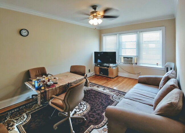Building Photo - Modern and Spacious 2bed in Albany Park - ...