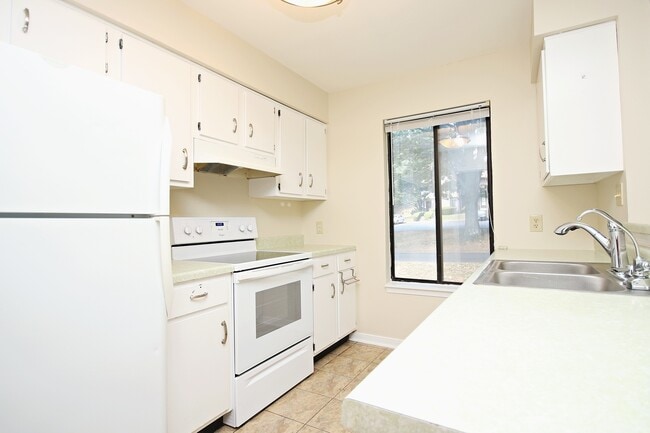Building Photo - Pet Friendly Stonehenge Townhome With Base...