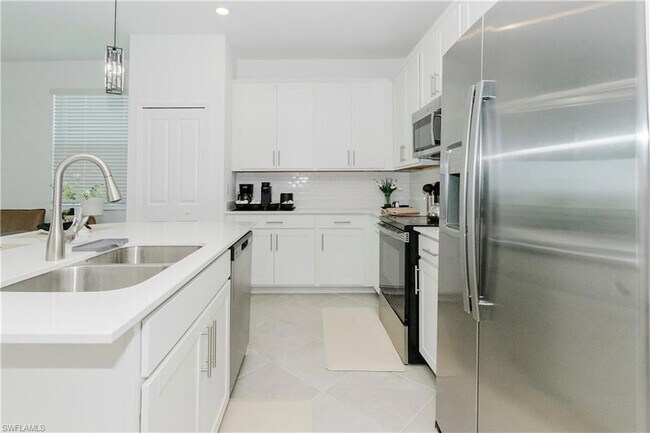 Foto del edificio - 15275 Green Acre Avenue Unit 338