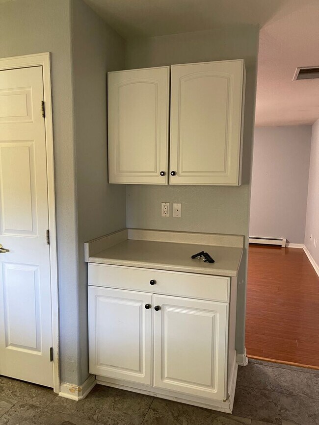 Building Photo - 3 Bedroom Home with Shop