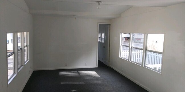 Building Photo - 2520 Jonesboro Rd SE B36