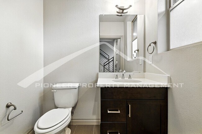 Foto del edificio - Modern Townhouse with Central AC and Rooft...