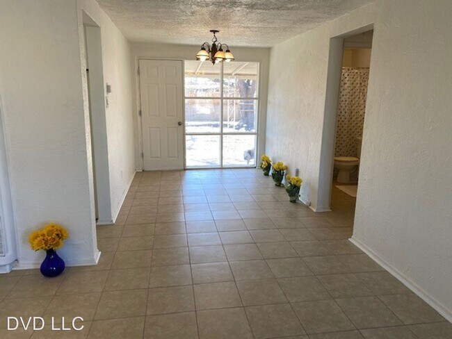 Building Photo - 3 br, 2 bath House - 5812 Aztec Rd NE