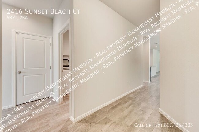 Building Photo - FOR LEASE:  5 bedroom, 2 Bath in Fort Worth