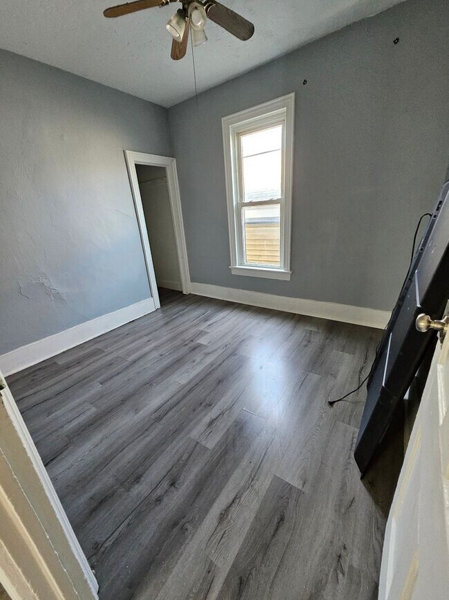 Foto del edificio - Upper 2 bedroom unit GAS INCLUDED