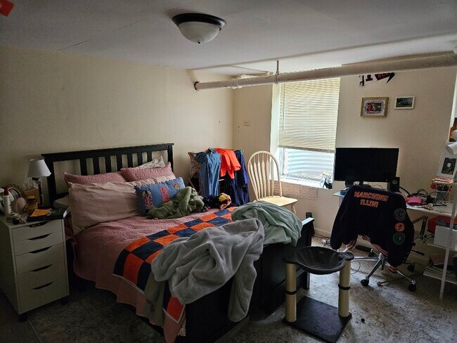 Dormitorio - 603 W Green St