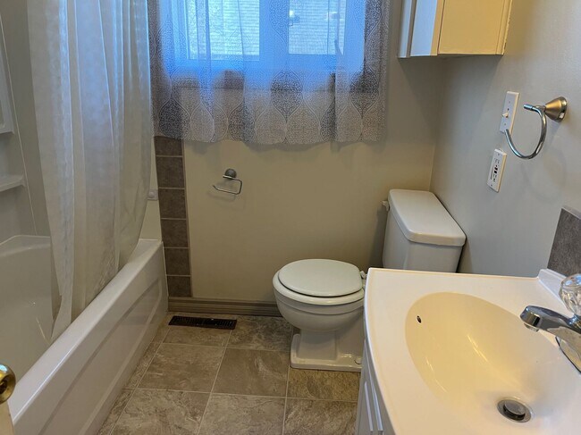 Photo du bâtiment - 5 Bed 2.5 Bath Unit in Red Deer, AB