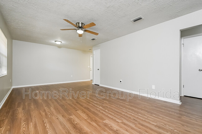 Foto del edificio - 2202 Oakview Ln