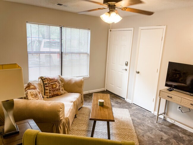 Building Photo - Newly Updated Furnished 2 bed 1 bath