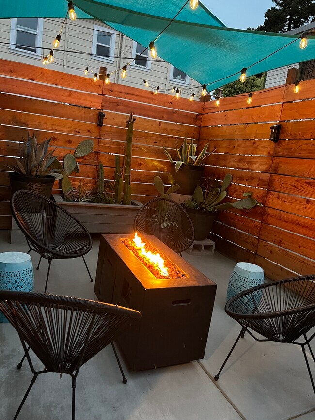 Building Photo - 1618-1612 12th Ave