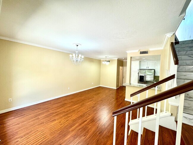 Foto del edificio - Beautiful 2 Story, 2 Bedroom plus Large Lo...