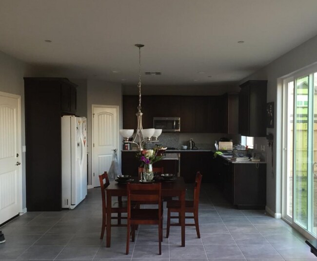 Foto del edificio - Amazing 3/3 + Office (Natomas)!  Please see ad below for viewings!