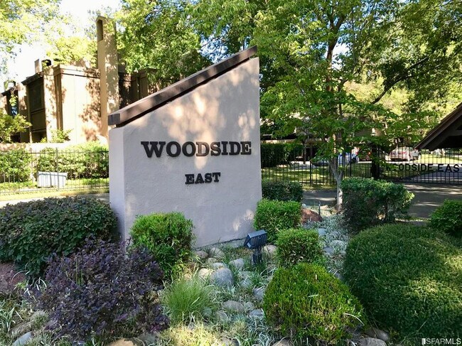 Foto del edificio - 724 Woodside Ln E