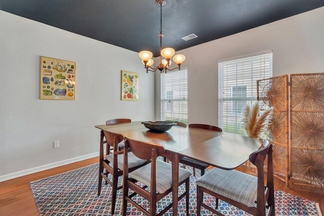 Foto del edificio - Privacy fenced back yard/ Desirable Hamilt...