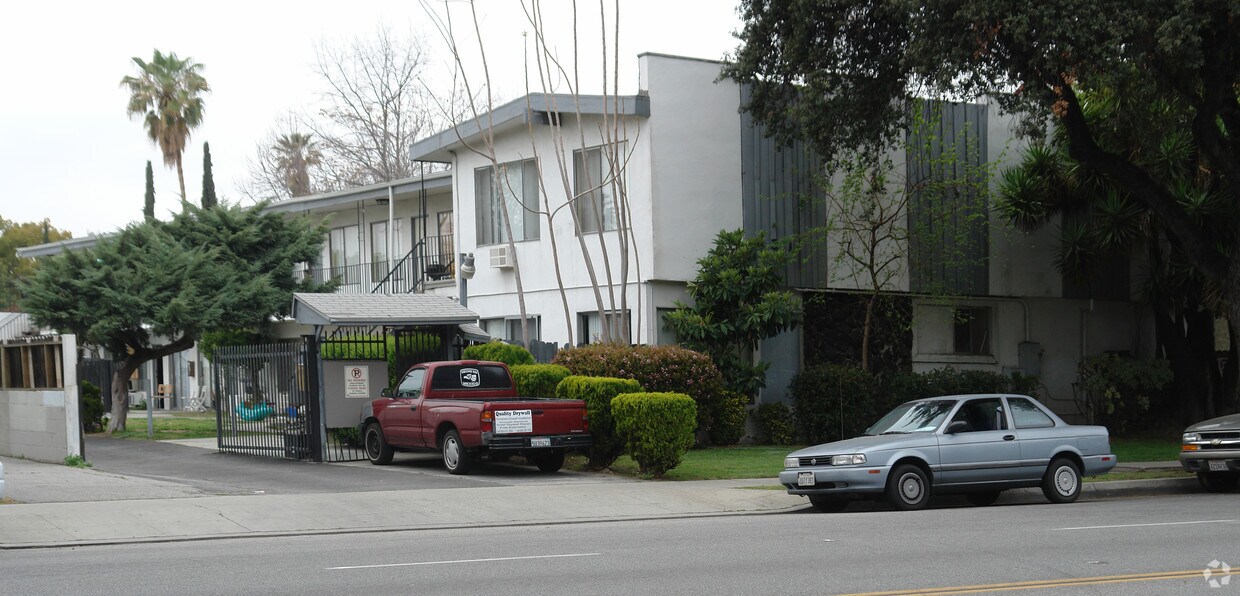Building Photo - 531 N Marengo Ave