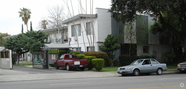 Building Photo - MR2 - 531 N. Marengo Ave