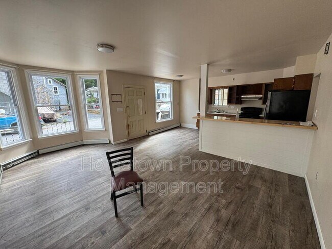 Building Photo - 136 Pottsville St
