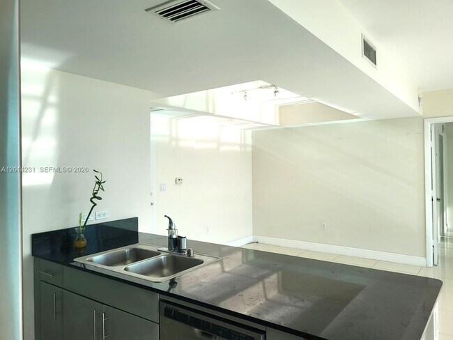 Foto del edificio - 1861 NW S River Dr
