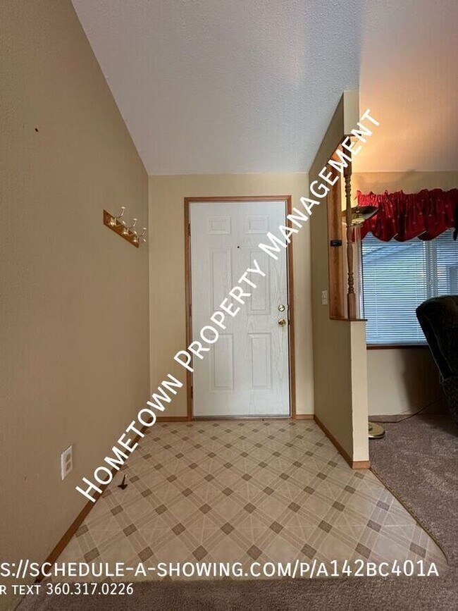 Foto del edificio - Partially Furnished 3 Bedroom 2 Bath in La...