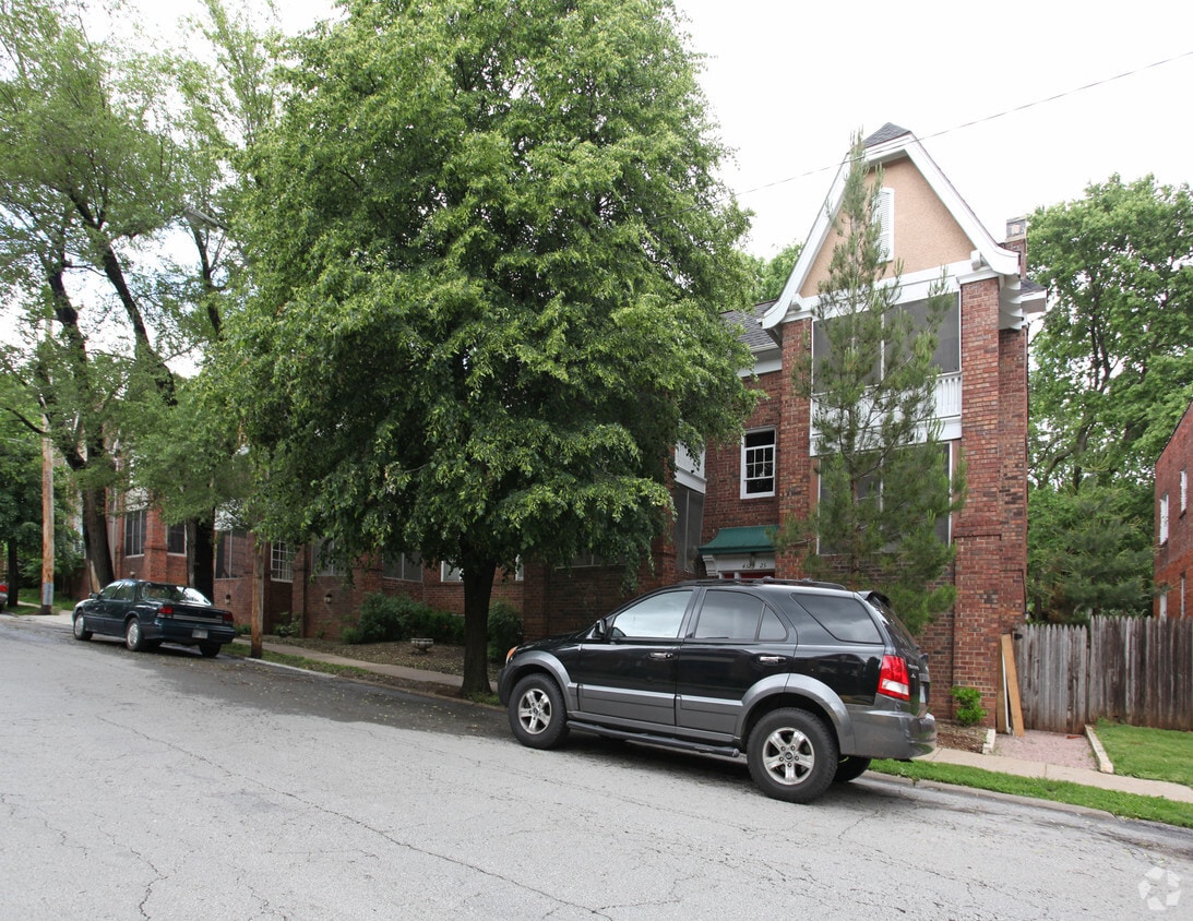 Building Photo - 4319-4327 Mercier St