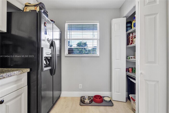 Foto del edificio - 3777 NW 78th Ave