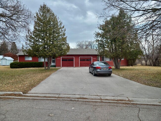 Building Photo - 2824/26 Shan Dr. Duplex