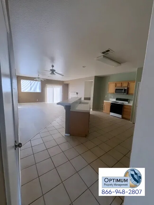 Foto del edificio - Spacious 4-Bedroom 2-Bathroom Home with Fireplace & Large Backyard