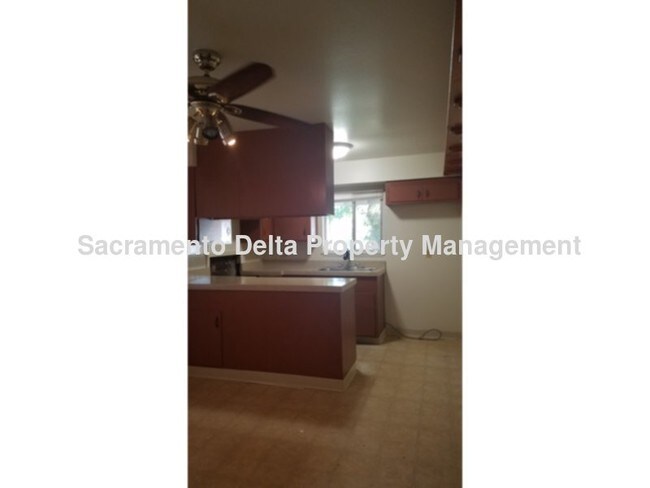 Foto del edificio - 2 BEDROOM CARMICHAEL DUPLEX AVAILABLE NOW!