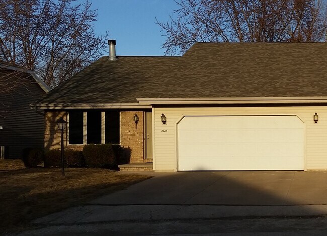 Foto del edificio - 2220-2 Skylark Dr